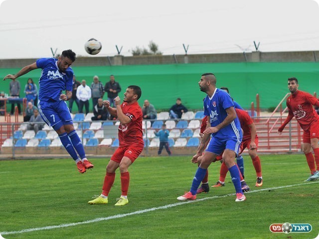 לידור כהן נוגח את הכדור לרשת (אבי רביבו)
